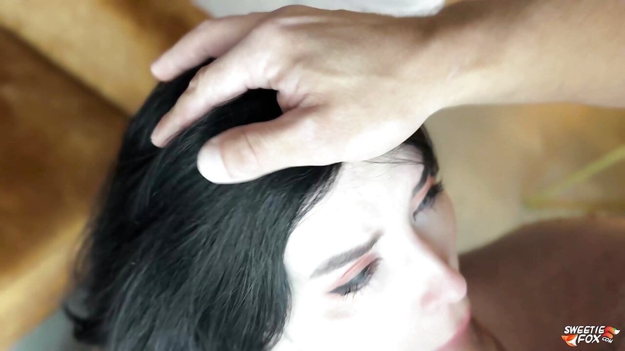 Suculenta beleza recebe muito esperma na boca depois de sexo duro quente e boquete profundo em primeiro plano