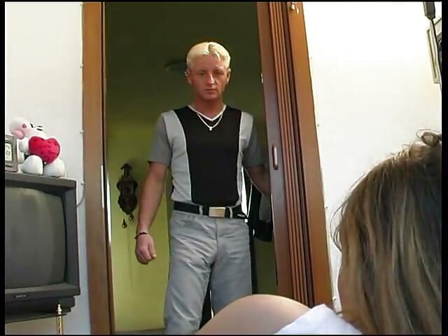 La teen mora si fa leccare e scopare la figa fino a quando non si schizza la sborra sulle sue tette piccole