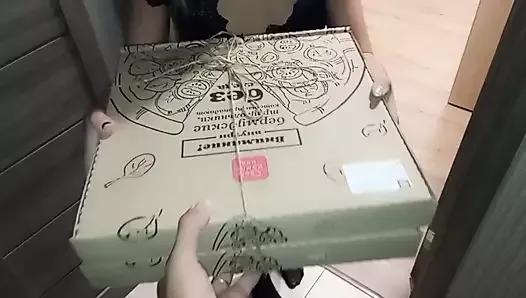 Uwiodła faceta od pizzy i zerżnęła go