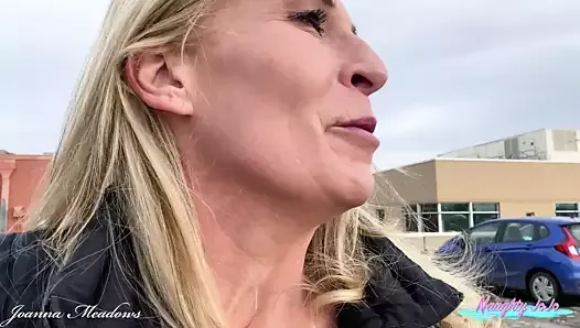 Une MILF blonde sexy profite du parking pour pisser