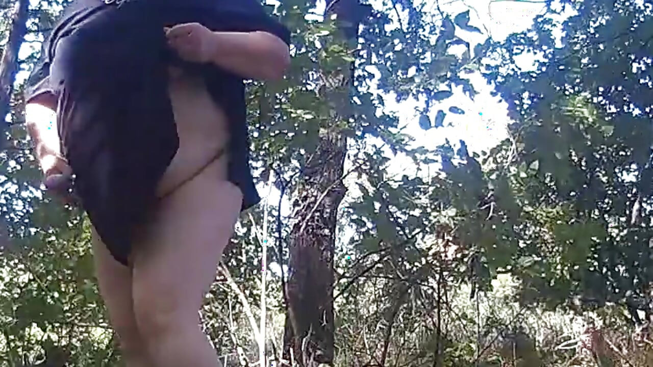 I watch my neighbor masturbate her pussy in the park before squirting