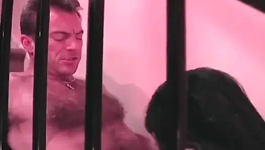 Di-fingering sampai muncrat di tangga umum