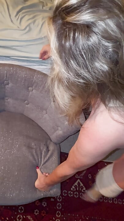 Το μουνί μου βρέχεται τόσο πολύ όταν ρουφάω τον ωραίο πούτσο του