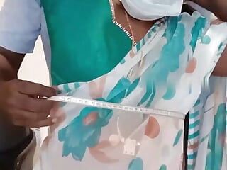 Tailor se folla a la ama de casa después de tomar mediciones de una blusa