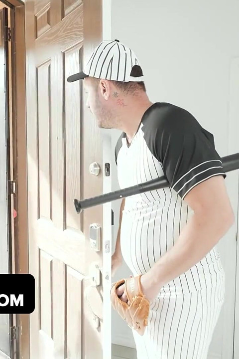 嬌小的麻糬Mona在硬核猛幹後臉上大口吃