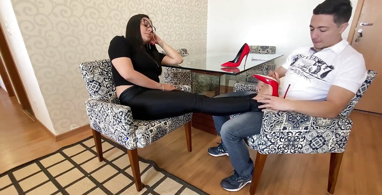Svádění nohou a footjob v čekárně