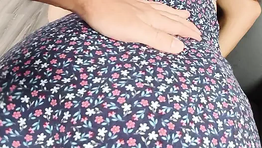 Cewek pantat bahenol dientot gaya doggy dengan gaun pendek