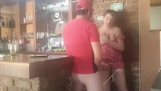 Esmer orta yaşlı seksi kadın arkadan sikiliyor