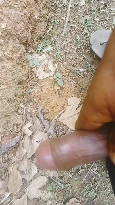 Kız arkadaşını ormanda bekliyor