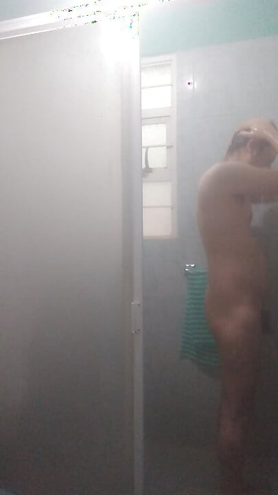 샤워하며 행복해하는