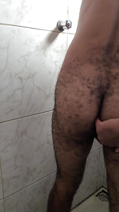 Solo muškarac masturbira, svršavanje od dilda i fistiranje gay analnog istraživanja