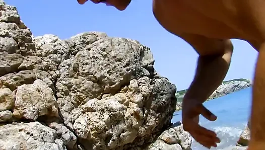 Sarışın plajdayken gerçekten azıyor ve sikişecek bir şey arıyor