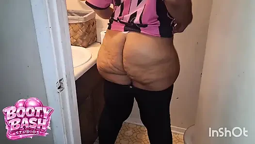 BIGGEST ASS ON XHAMSTER ANAL QUEEN SHAKING BOOTY