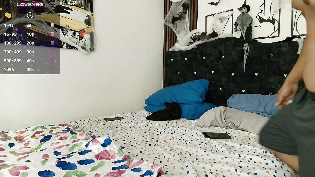 Sousedka ukazuje kameře svou kundičku