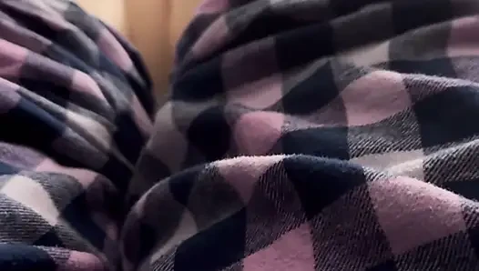 Evli kadın seksi kırmızı ayak parmaklarıyla sert yarağı ovalıyor