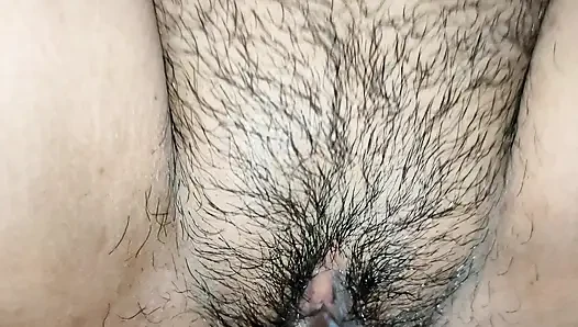 Seksi kıza dokunarak su serbest bırakıldı, sikişmek için malzeme.