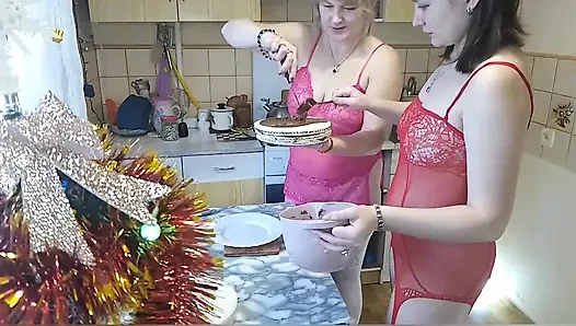 Я Делаю Сладкий Завтрак Голышом С Моей Грудастой Подругой-милфой.
