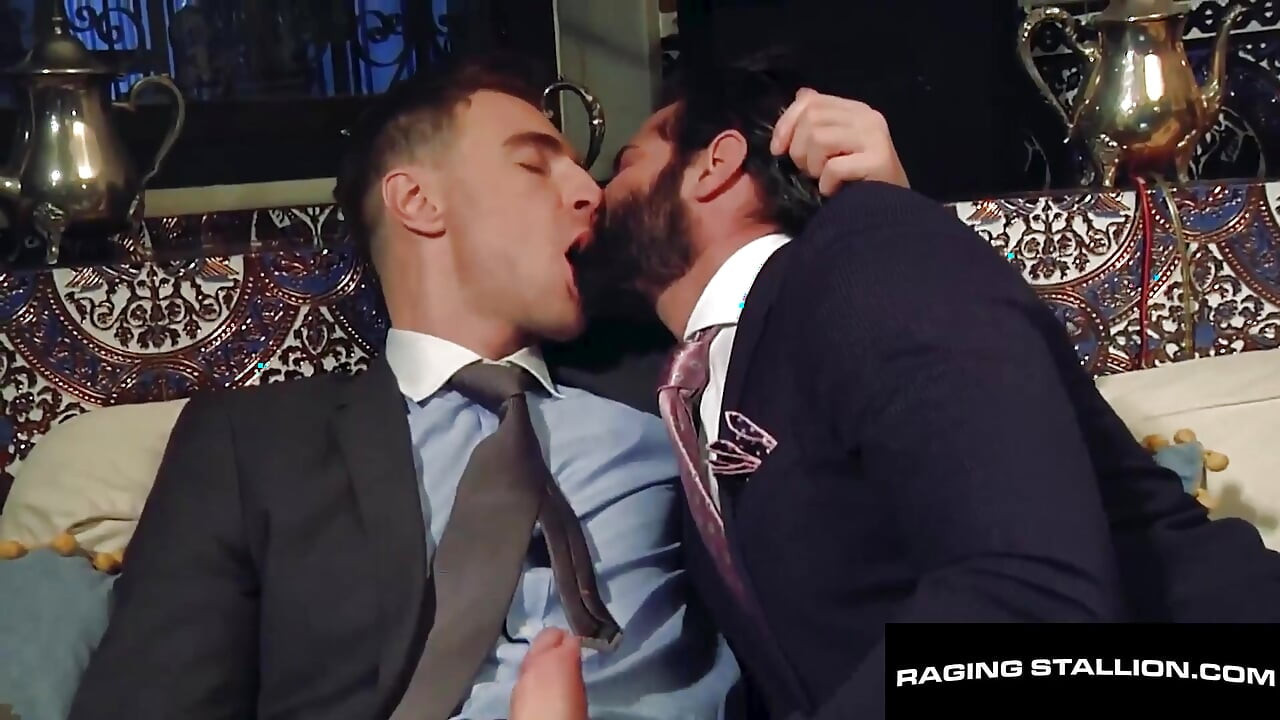 RAGING STALLION - O musculado Kayden Gray fode o barbudo Dani Robles até perder os sentidos no trabalho