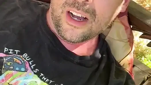 Играю с моим членом на улице