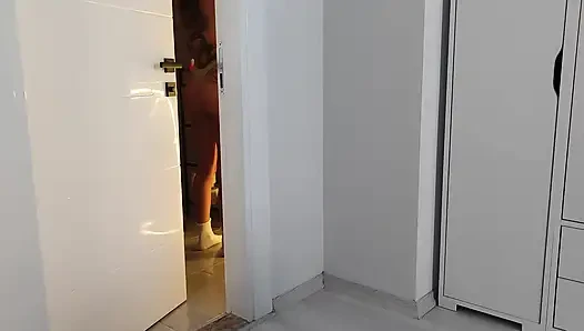 Üvey annem duştan sonra onu sevişmeme izin verdi!