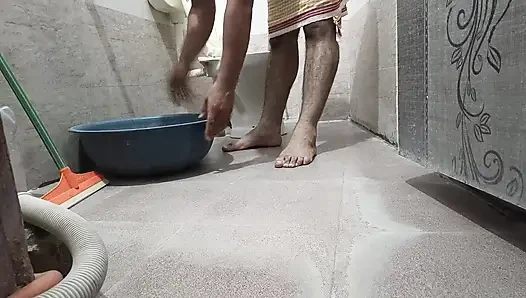 Main jab bhi Ghar per rahata hun Akela to nanga hi nahata hu