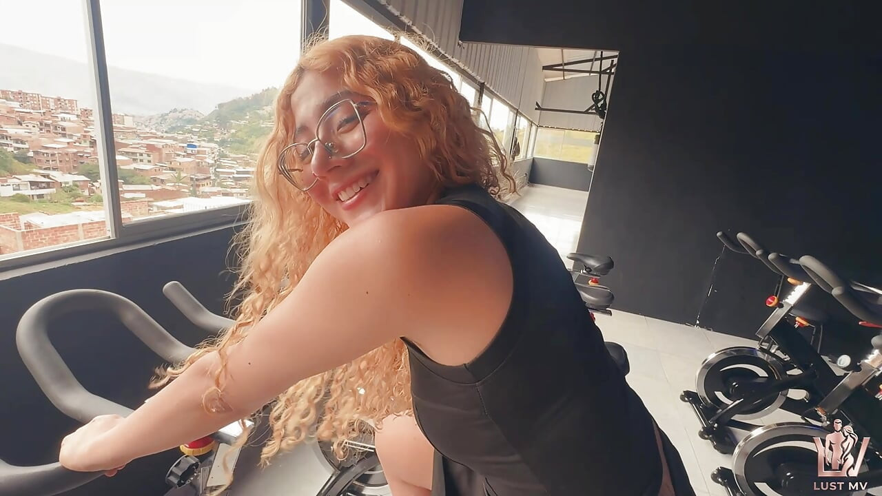 I meet my neighbor at the gym. We ended up at her house, she made a big squirt with my cock in her anus