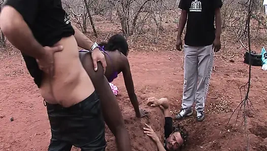 Kecantikan Terkubur di Pasir: Seks Fetish Luar Ruangan Liar