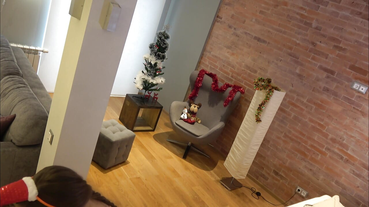 Teen vú to đeo kính bị bắt gặp trên camera nghiệp dư trang trí cây thông Noel