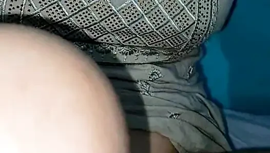 Istri hot dengan kontol kecil ini lagi asik dientot habis-habisan sama kontol besar