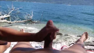 Głaskanie mojego twardego penisa na plaży, aż do spermy