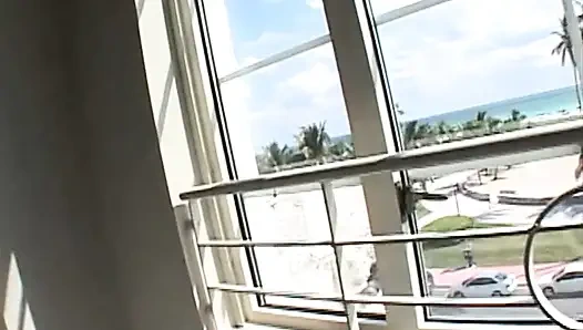 Sahilde tanıştı ve otelde sikildi