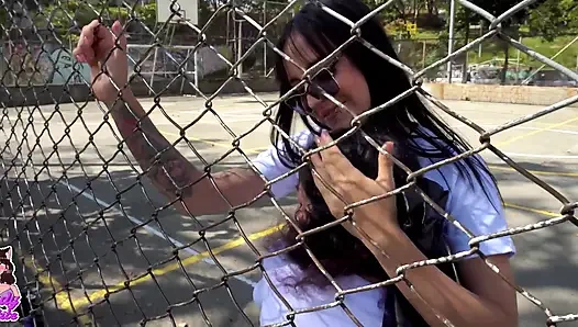 Asi arkadaşım sınıftan kaçmamı istiyor ve makasla oynarken eğleniyoruz.