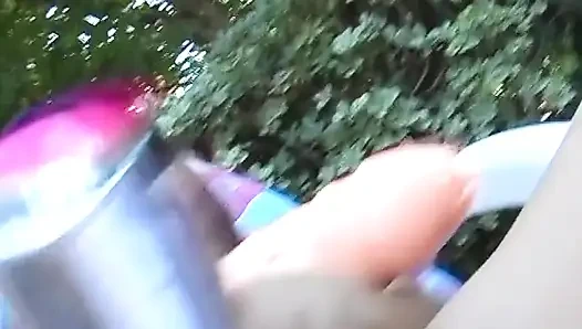 Geile süße genießt es, wenn sie draußen reibt und ihre muschi mit dem finger fickt