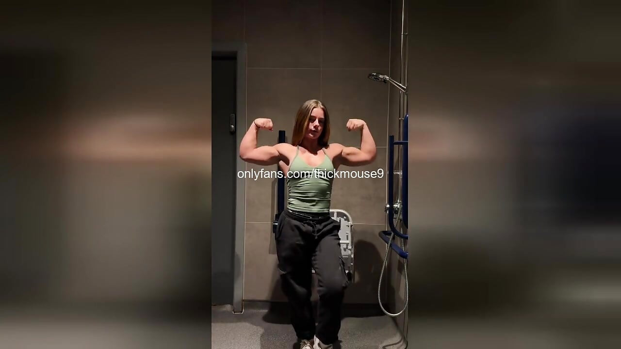 Muskel-mädchen-gangbang: 18-jährige fitnessstudio-muschi von Jocks geritten
