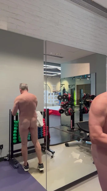Meztelenül fitnesz táncban