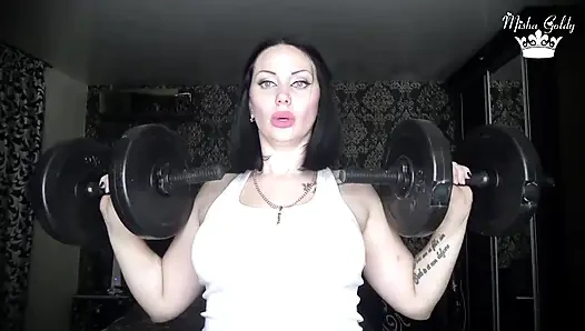 Güçlü omuz kaslarına tapıyor! Senin gibi zavallı ezik için spor motivasyonu!