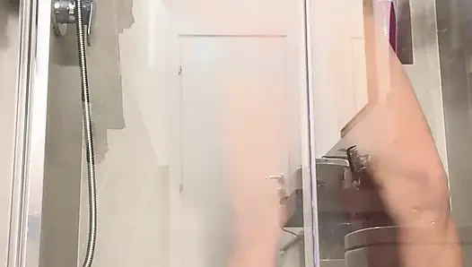 Nackte heiße dusche mit meiner frau