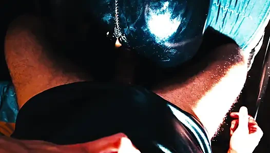 Önce beni dildoyla sikiyor, sonra yarağıyla bana nüfuz ediyor ve kıyafetime bolca boşalıyor