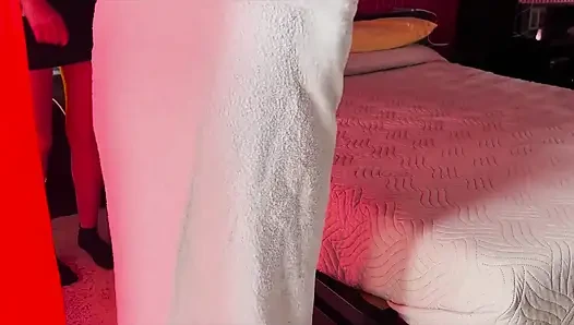 Sürtük masöz müşterinin yüzüne oturuyor ve son damlasına kadar yarağını götüne sokuyor