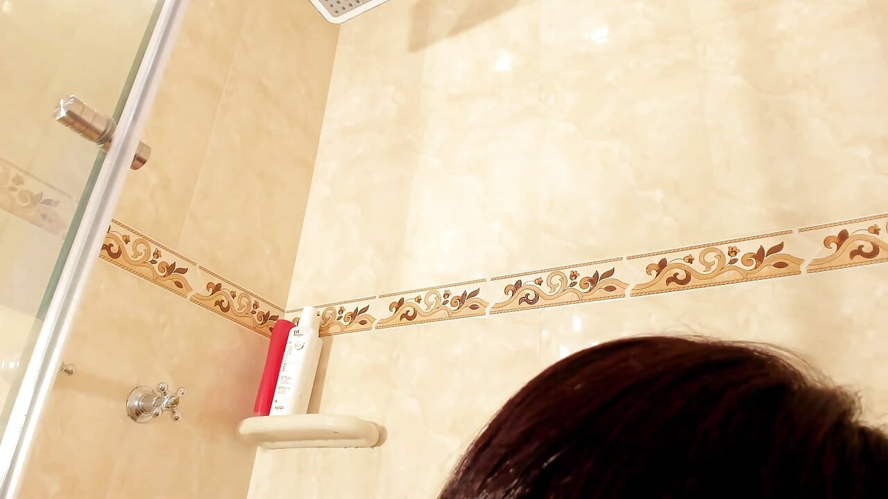 Heiße stiefmutter nimmt sich unter der dusche beim masturbieren und squirting auf