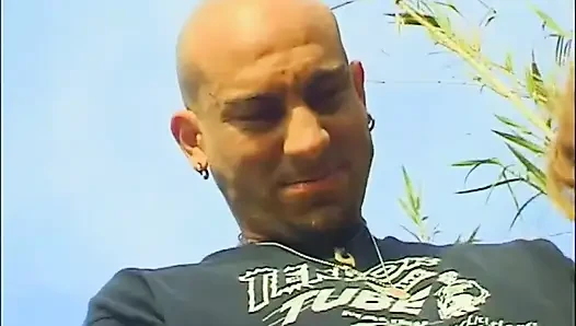Dövmeli siyah amcık bahçede sikişiyor... Memelere boşalma