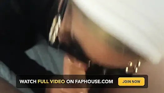 MILF güneş gözlüğüyle oral seks yapıyor ve ağzına boşalma