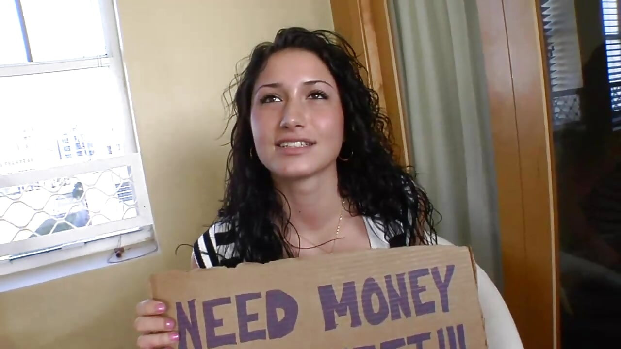 大屁股黑发女郎在她的阴户里需要一根好鸡巴