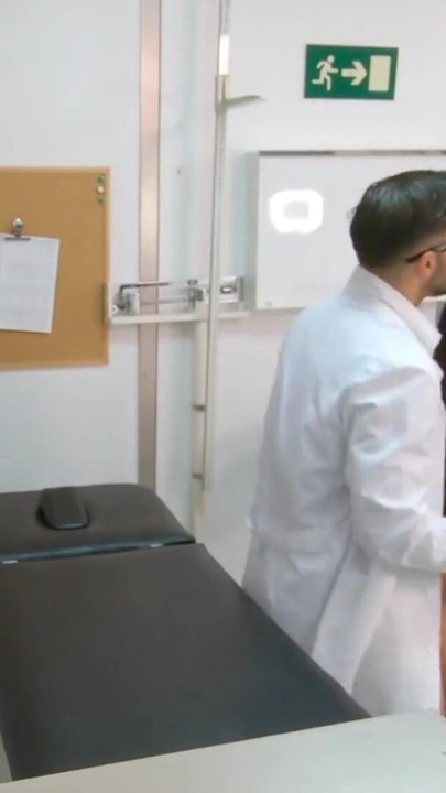 Ikonski trenutak iz "Perverzni stari ginekolog jebe 18-godišnju sitnu tinejdžerku nevinu"