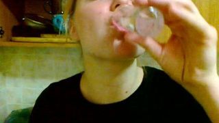 Marta lehrt, wie man Tequila trinkt, leckt, trinkt, lutscht