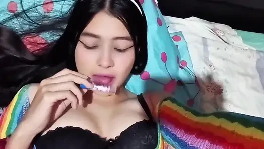 Aku ngajak pembantuku untuk ngentot dan dia menanggapinya seperti ini... (Rekaman seks asli)