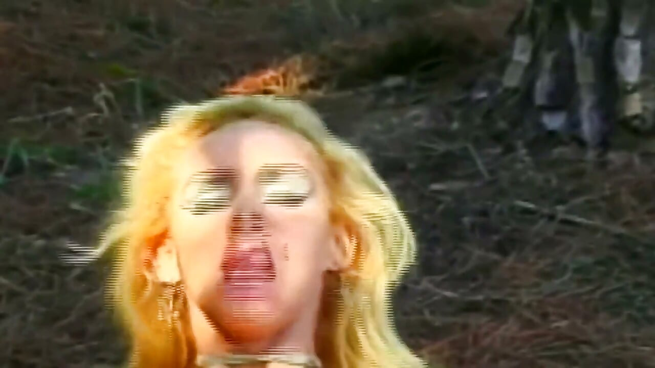 Insaciable rubia de 18 años drena la polla transexual al aire libre