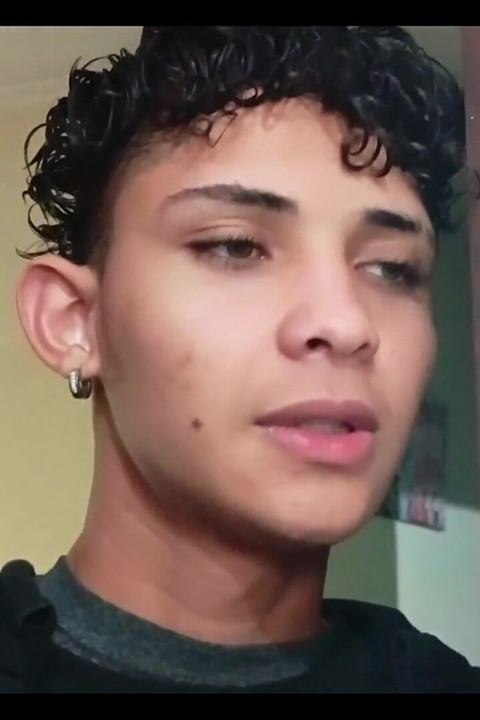 我的跨性别女友给了我她的屁股，我的继子偷偷地看到我们两个人自慰