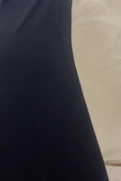 호텔 방에서 고객을 유혹하는 아랍 하녀