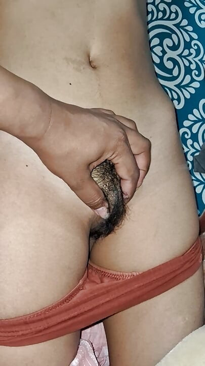 Une deshi indienne vierge se doigte pour la première fois